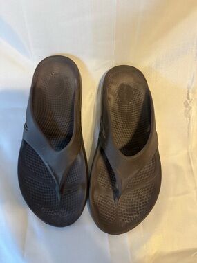 Oofos  Men's Black Foam Flip Sandals - Comfort Footbed